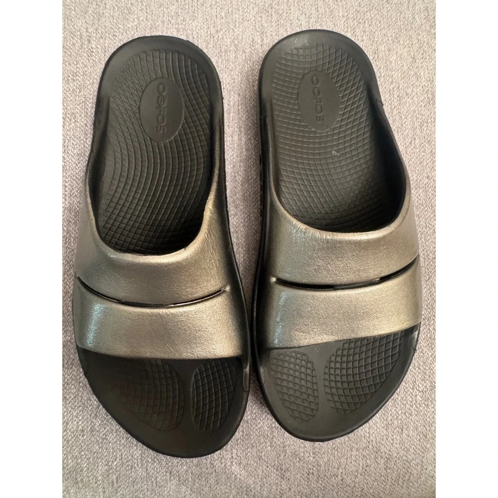 OOFOS OOahh Luxe Slide Sandals Silver Sage Metallic Mens 8 Womens 10 EU 41